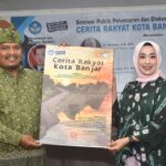 Peluncuran Buku ditandai secara simbolik dengan penyerahan mascot cover buku Cerita Rakyat Kota Banjar dari Pendiri YRBK kepada Kepala Balai Bahasa Jawa Barat