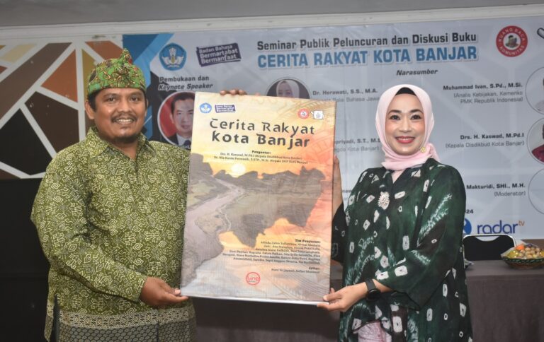 Peluncuran Buku ditandai secara simbolik dengan penyerahan mascot cover buku Cerita Rakyat Kota Banjar dari Pendiri YRBK kepada Kepala Balai Bahasa Jawa Barat